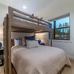 Spectacular New 4Br Townhome: Garage, Jacuzzi, Bbq