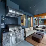 Spectacular New 4Br Townhome: Garage, Jacuzzi, Bbq