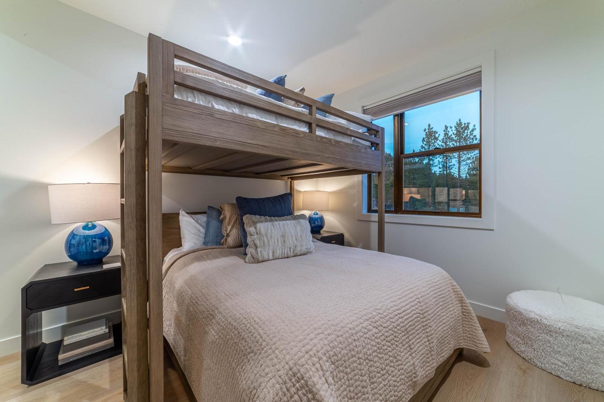 Spectacular New 4br Townhome: Garage, Jacuzzi, Bbq Holiday home