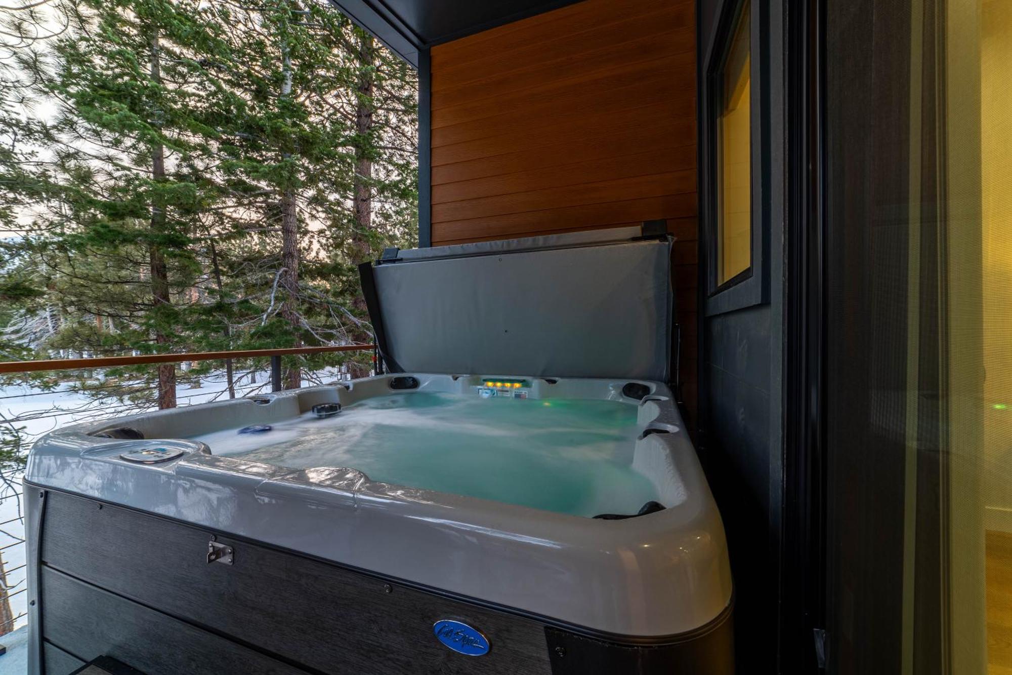Spectacular New 4br Townhome: Garage, Jacuzzi, Bbq Holiday home *