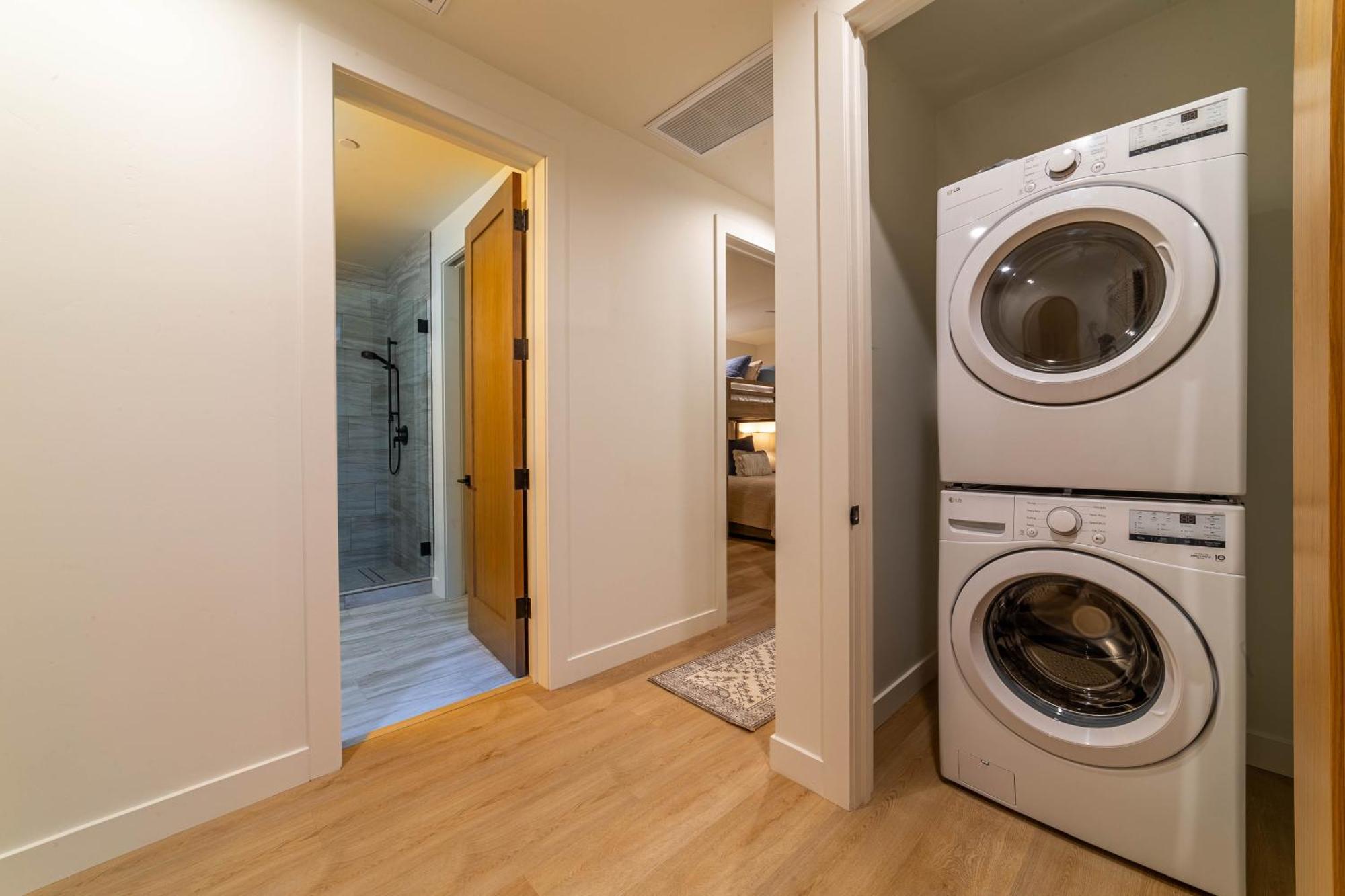 Spectacular New 4br Townhome: Garage, Jacuzzi, Bbq