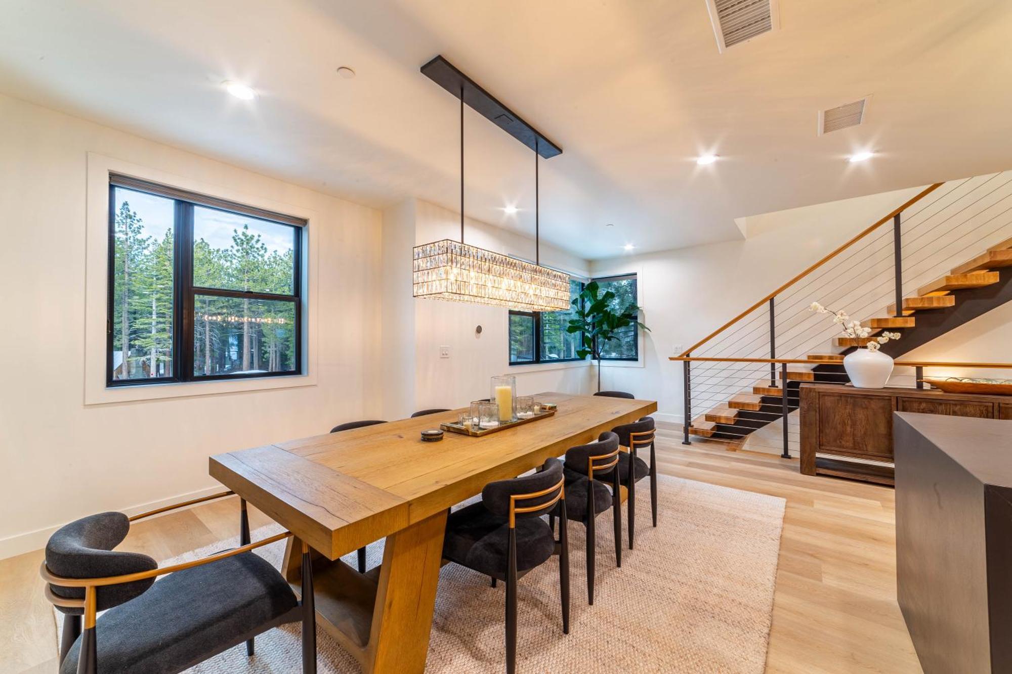 Spectacular New 4br Townhome: Garage, Jacuzzi, Bbq Holiday home