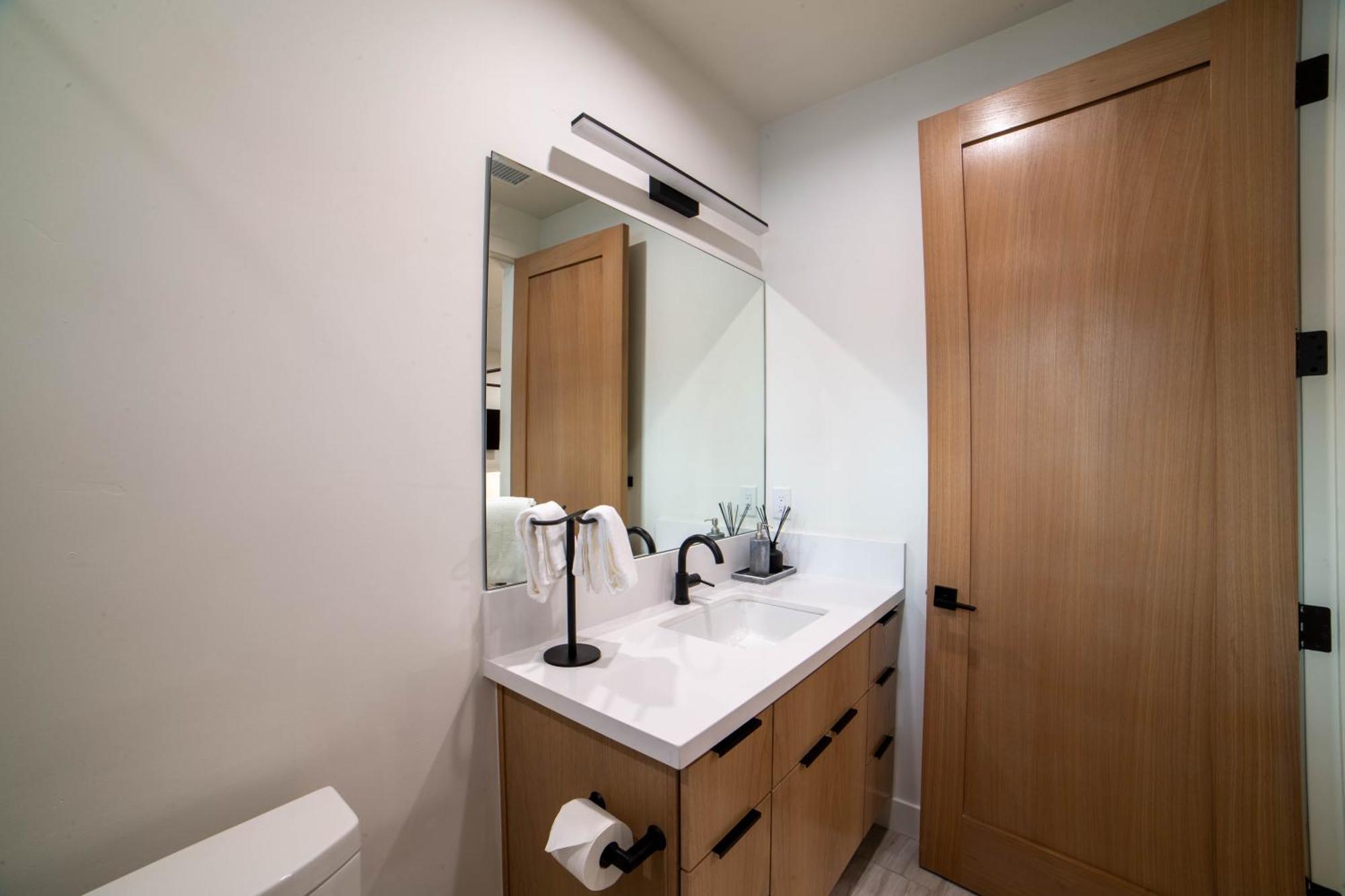 Spectacular New 4br Townhome: Garage, Jacuzzi, Bbq