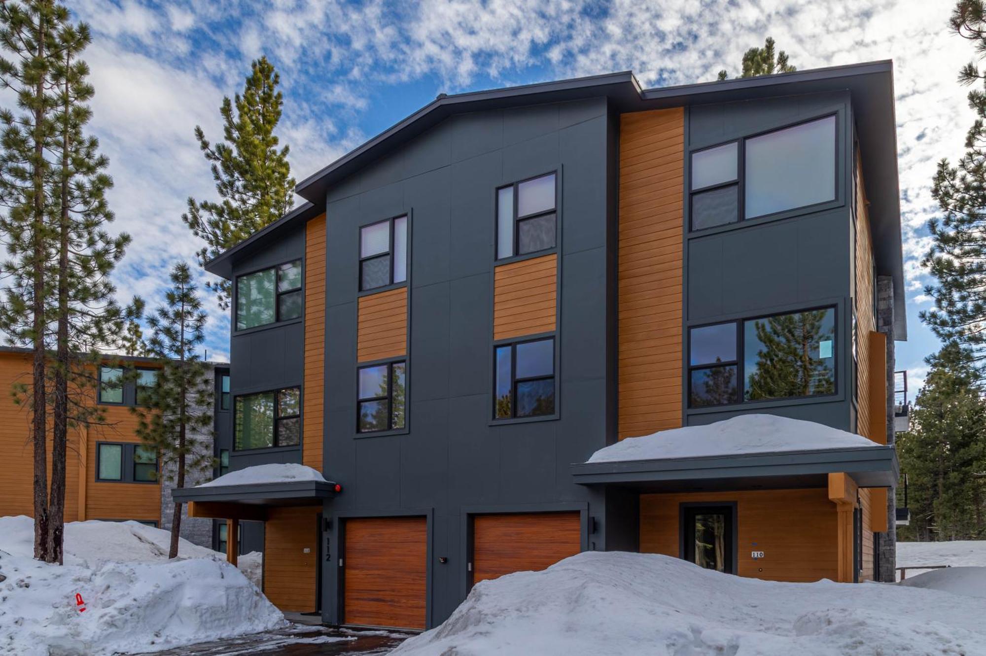 Spectacular New 4br Townhome: Garage, Jacuzzi, Bbq *