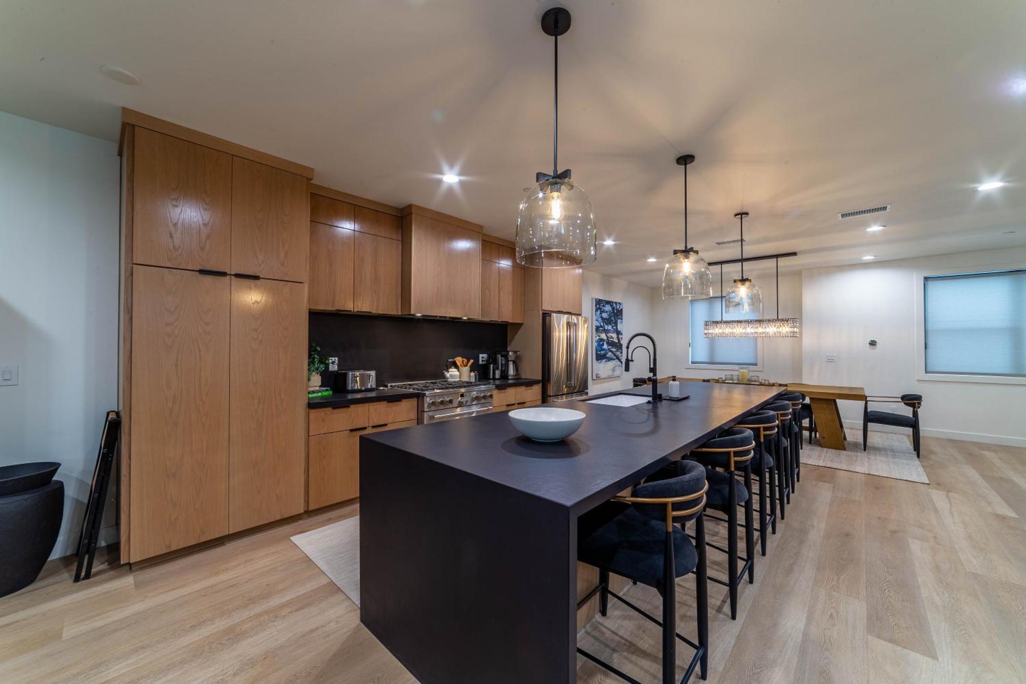 Spectacular New 4br Townhome: Garage, Jacuzzi, Bbq Mammoth Lakes