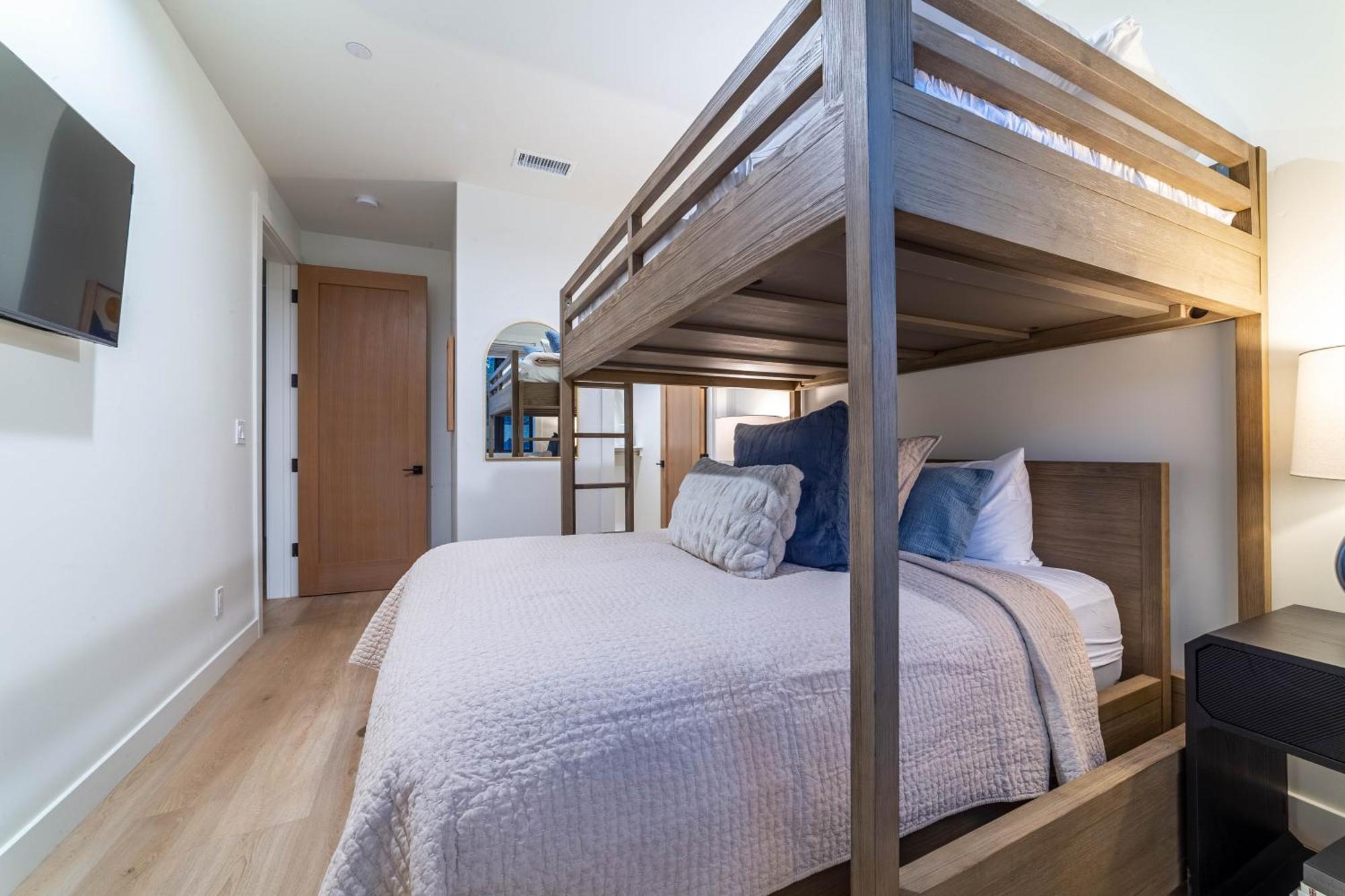 Spectacular New 4br Townhome: Garage, Jacuzzi, Bbq Holiday home