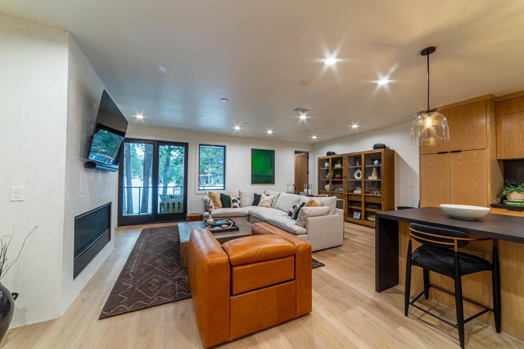 Spectacular New 4br Townhome: Garage, Jacuzzi, Bbq *