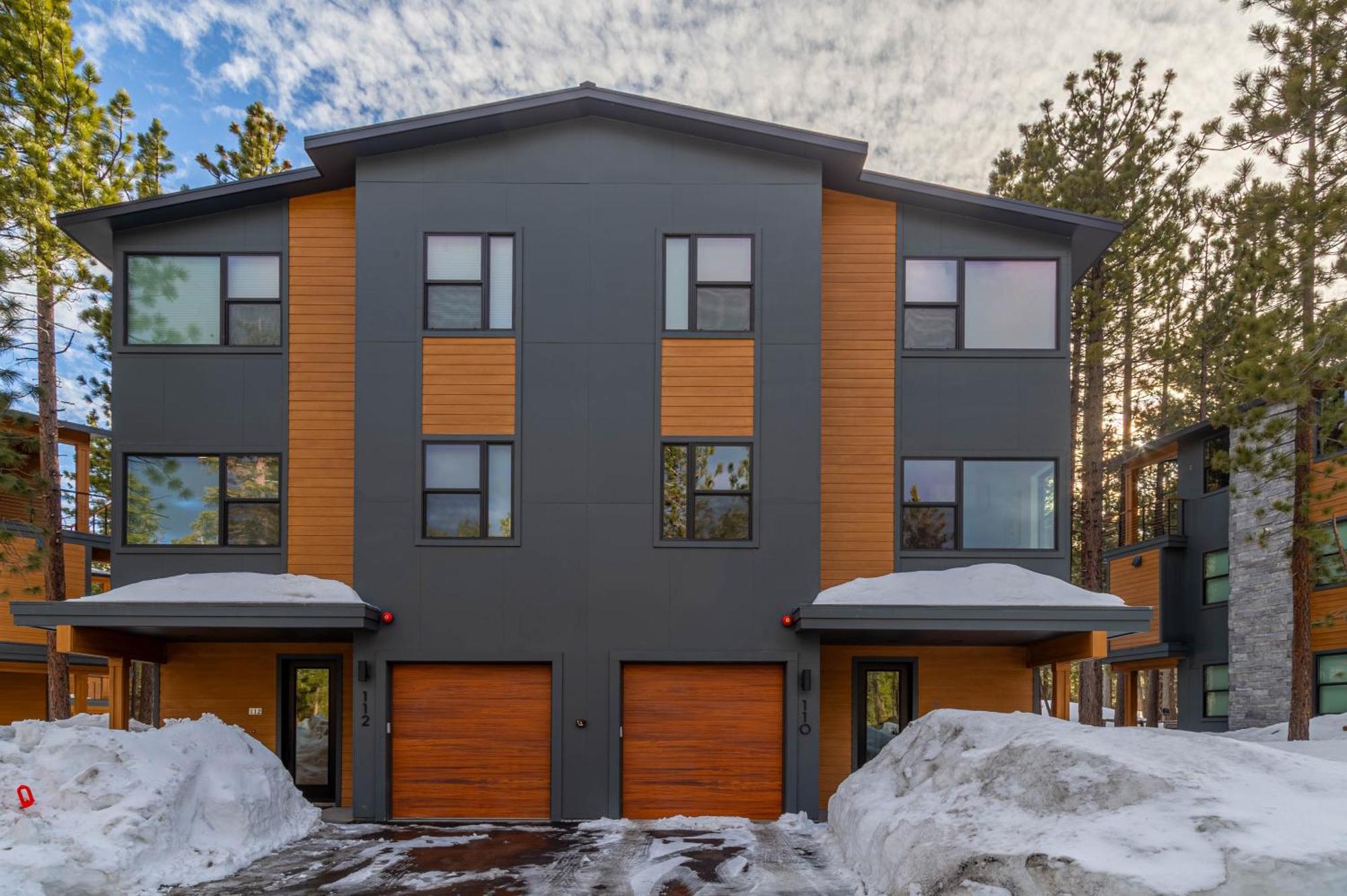 Spectacular New 4br Townhome: Garage, Jacuzzi, Bbq Holiday home