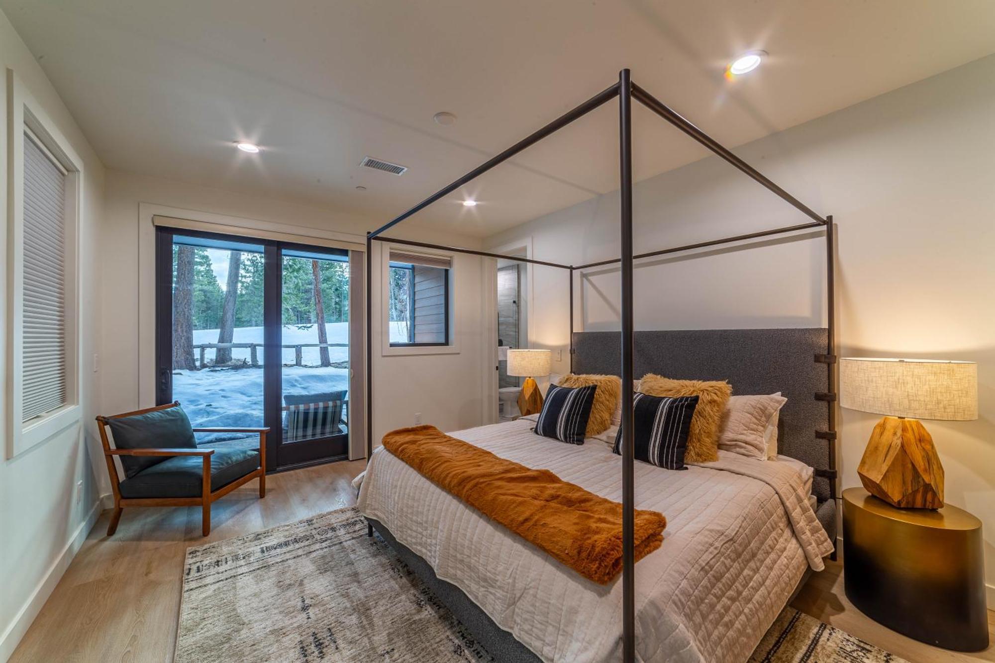 Spectacular New 4br Townhome: Garage, Jacuzzi, Bbq Mammoth Lakes